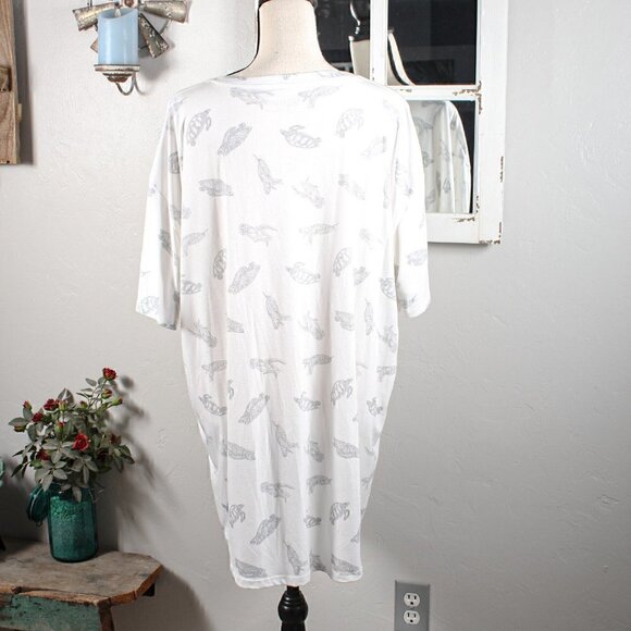 Lularoe White Turtle T-Shirt Size 2XL - Picture 3 of 4